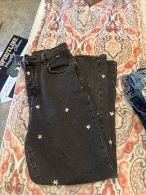 PacSun Black Straight-Leg Jeans with White Daisy Embroidery